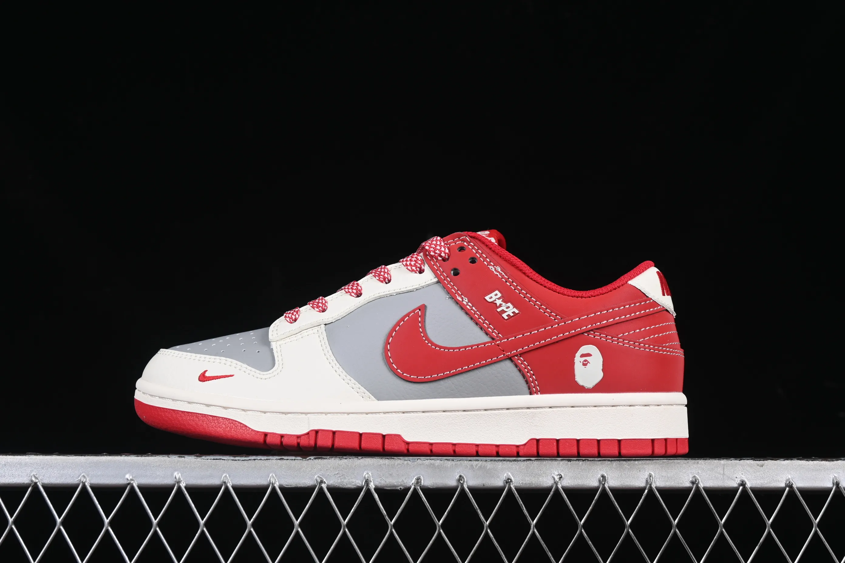 All categories Nk SB Dunk Series Nk SB Dunk Low High-end customized low-top sneakers Nk SB Dunk Low Bape joint chicken blood red Anniversary high-end customized low-top casual sneakers BB8969-008